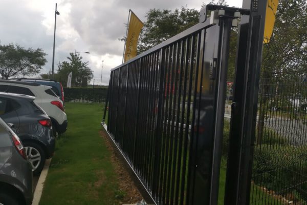 Motorisation portail coulissant industriel par UCS Fermetures